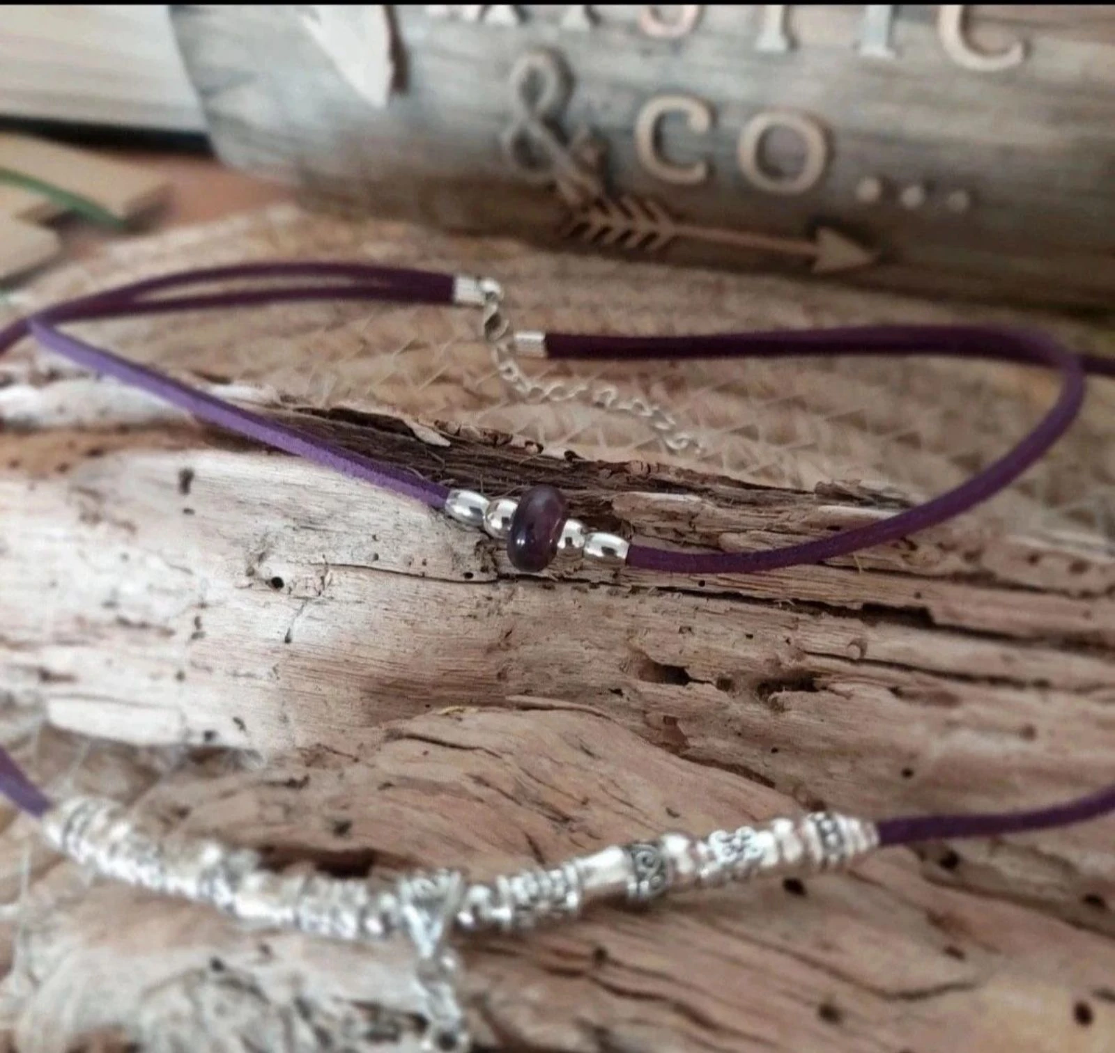 Parure boho místico de dos hilos con cabujón de espiral de resina translúcida violeta – photo 10